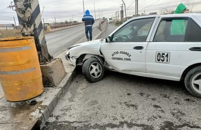 Taxista se estrella contra nomenclatura de puente de Castaños