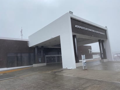 Nieve suspende operaciones en el aeropuerto