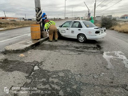 Taxista se estrella contra nomenclatura de puente de Castaños