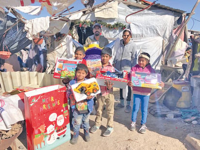 Hermanitos cumplen sueño de conocer a Santa y cenar pollito   