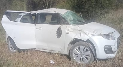 Auto vuelca en el Carlos Salinas de Gortari