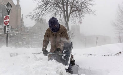 Tormenta invernal desata su furia en EU y deja al menos 30 muertos