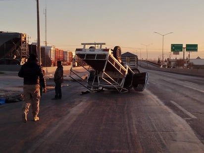 Camioneta vuelca en el bulevar Santa Cecilia de Castaños