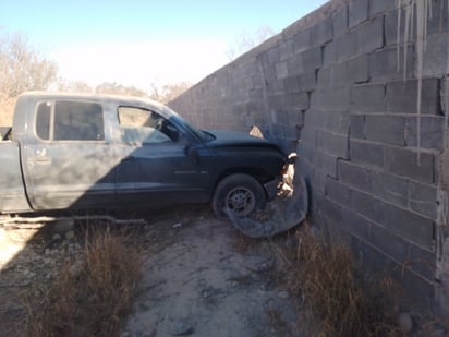 Camioneta se estrella contra barda en bulevar Santa Cecilia de Castaños