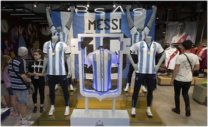 Ya inició la venta de la camiseta de Argentina con las tres estrellas