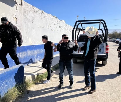 Jóvenes en Monclova seguían celebrando la Navidad en plena vía pública tomando cerveza