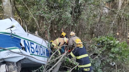 Avioneta se desploma rescatan a 2 con vida