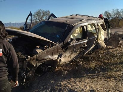 Familia de paisanos vuelca en la carretera Monclova-Saltillo