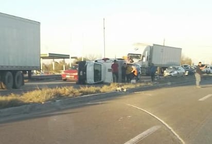 Camioneta vuelca en la carretera 57 tras falla en un neumático