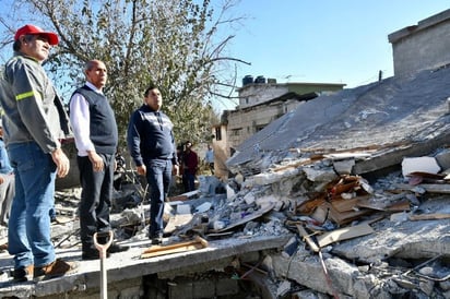 Alcalde acude al lugar de la explosión en la colonia Carranza de Monclova 