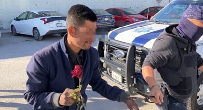 Ebrio intenta conquistar chicas con rosa en el Fraccionamiento Carranza de Monclova