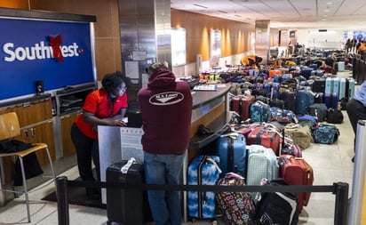 Gobierno de EU exige a aerolínea compensaciones por avalancha de cancelaciones