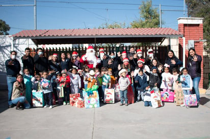 Entregan regalos navideños por dibujar una sonrisa