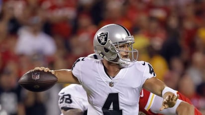 Derek Carr a la banca; Jarrett Stidham titular para el final de la temporada