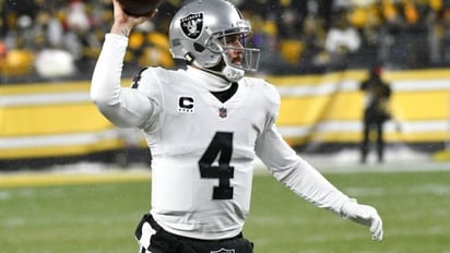 Raiders: Derek Carr será mandando a la banca por bajo rendimiento