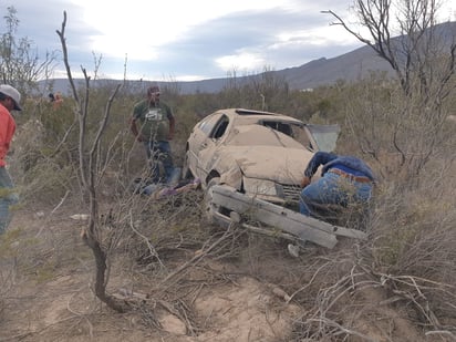 Conductor termina con graves lesiones al volcar su auto en Cuatro Ciénegas