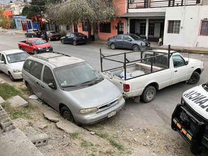 Conductor se queda sin frenos y choca dos camionetas estacionadas 