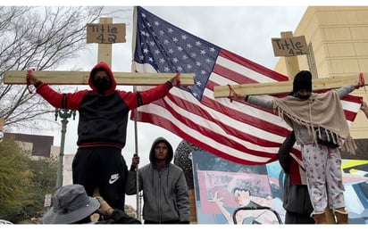 Migrantes protestan por ‘trato inhumano’ en el Paso, Texas