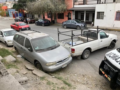 Conductor se queda sin frenos y choca dos camionetas