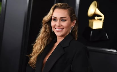 Miley Cyrus presume belleza con vestido de corsé en promocional de Año Nuevo