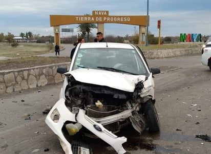 Choque deja lesionados y daños materiales en Nava