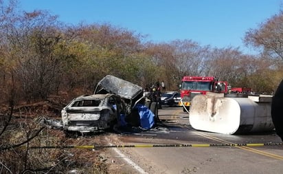 Choque entre camioneta y pipa de agua deja 5 personas calcinadas en Sinaloa; entre ellas un menor