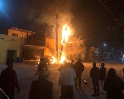 Cuetes provocan incendio de auto y palmas en la Zona Centro de Frontera