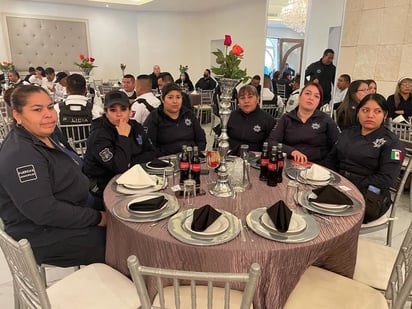 Policías de Monclova son festejados en su día