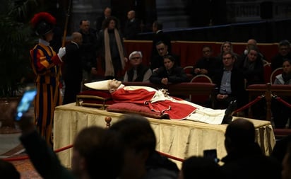 Benedicto XVI es despedido por miles de fieles en la basílica de San Pedro