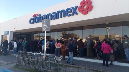 Adultos mayores inconformes por cambio de sucursal bancaria para cobro de su pensión