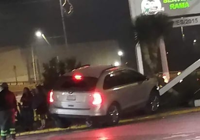 Mujer es denunciada por chocar contra objetos en una gasolinera de Piedras Negras 