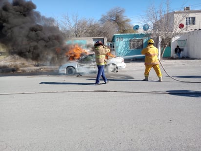 Auto arde en llamas en la Zona Centro de Castaños