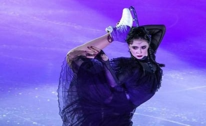 VIDEO: Kamila Valieva, patinadora rusa, gana medalla por su rutina de Merlina