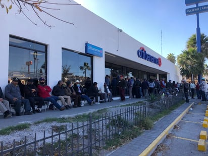 Pensionados del IMSS hacen fila de 7 horas para poder cobrar pensión en Monclova 