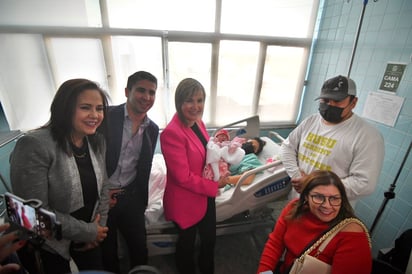 La alcaldesa visita a la primera bebé nacida en el 2023 en el hospital