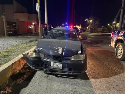 Conductor se estrella contra poste en la colonia Obrera Sur de Monclova