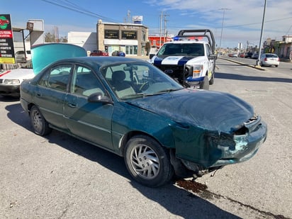 Conductor ignora alto y choca en la colonia Pedregal de San Ángel de Monclova