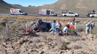 Cinco integrantes de una familia quedan lesionados en volcadura