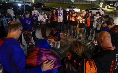 Aficionados de los Bengals y los Bills oran por la salud de Damar Hamlin