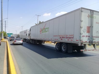 Se quejan transportistas de paisanos que invaden sus carriles