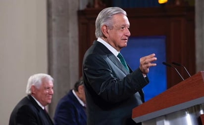 AMLO reta a Carlos Loret a explicar en la mañanera montaje sobre detención de Vallarta y Cassez