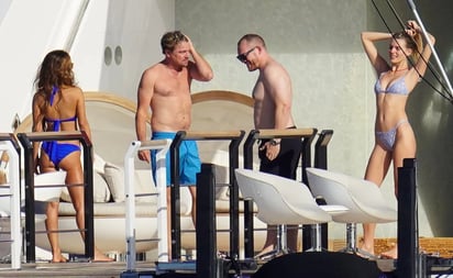 Captan a Leonardo DiCaprio, de 48 años, con supermodelos en St. Barts