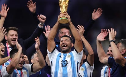 El ‘Kun’ Agüero olvidó a su hijo en Qatar por celebrar con la Selección de Argentina