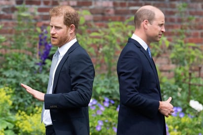 Príncipe Harry acusa a su hermano William de agredirlo físicamente