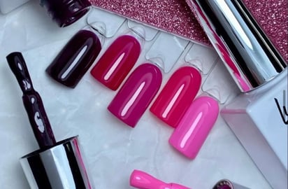 Diseños de uñas en Viva Magenta, el color del año 2023