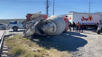 Tren choca contra revolvedora en Colinas de Santiago de Monclova