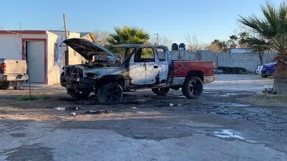 Incendian camioneta de manera intencional en el Ejido PN