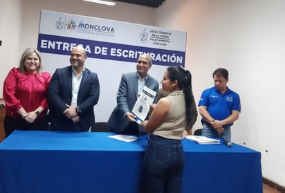 Municipio hizo entrega de escrituraciones de bienes a familias monclovenses