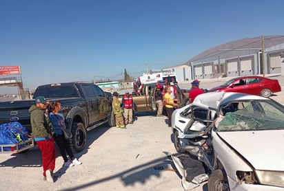 Camioneta y auto chocan en el semáforo de la colonia Libertad de Castaños