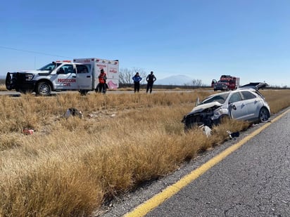 Mujeres sufren volcadura en la carretera Monclova-Sabinas